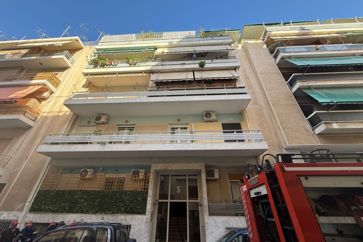 Φωτιά σε διαμέρισμα στη Νέα Σμύρνη – Απεγκλωβίστηκε άτομο από την ταράτσα