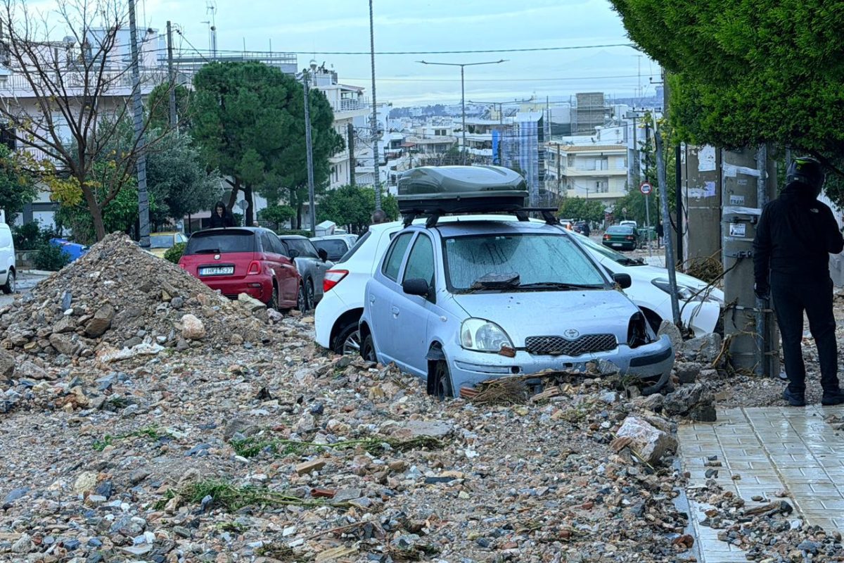 Η εικόνα σήμερα στην Άνω Γλυφάδα: “Δεν έχουμε ξαναζήσει κάτι τέτοιο”