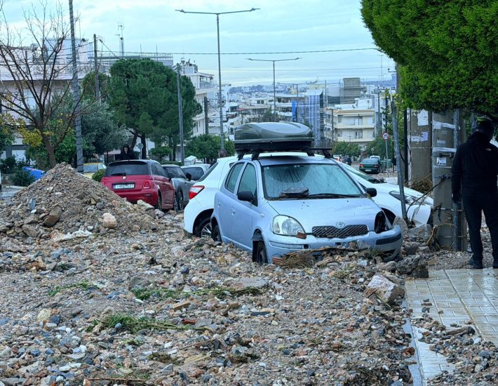 Η εικόνα σήμερα στην Άνω Γλυφάδα: «Δεν έχουμε ξαναζήσει κάτι τέτοιο»