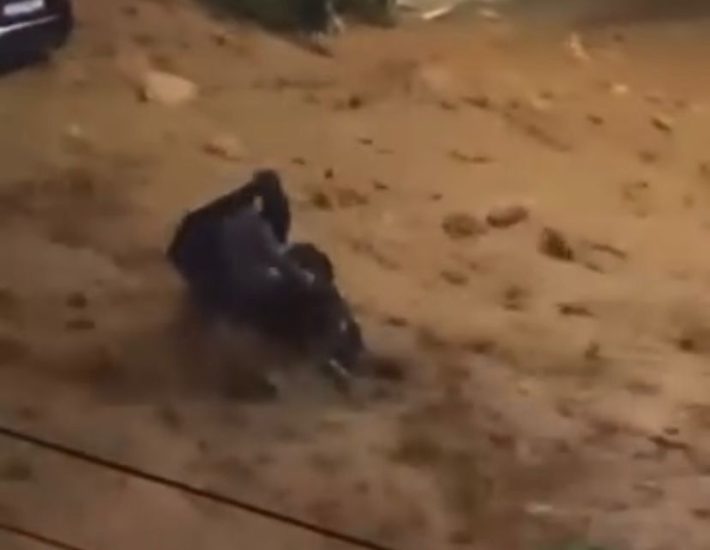 Γλυφάδα: Γυναίκα σώθηκε την τελευταία στιγμή από ορμητικό χείμαρρο [ΒΙΝΤΕΟ]