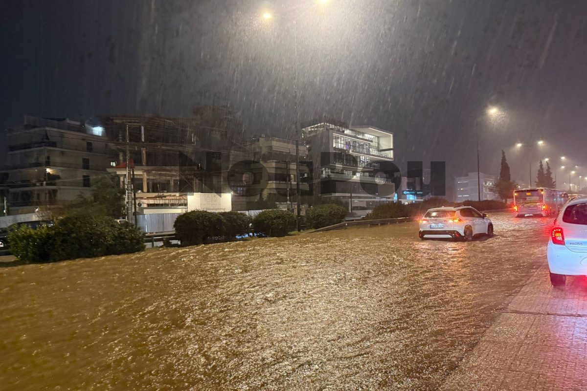 Γλυφάδα: Νεκρή γυναίκα που παρασύρθηκε από τα νερά και εγκλωβίστηκε κάτω από αυτοκίνητο
