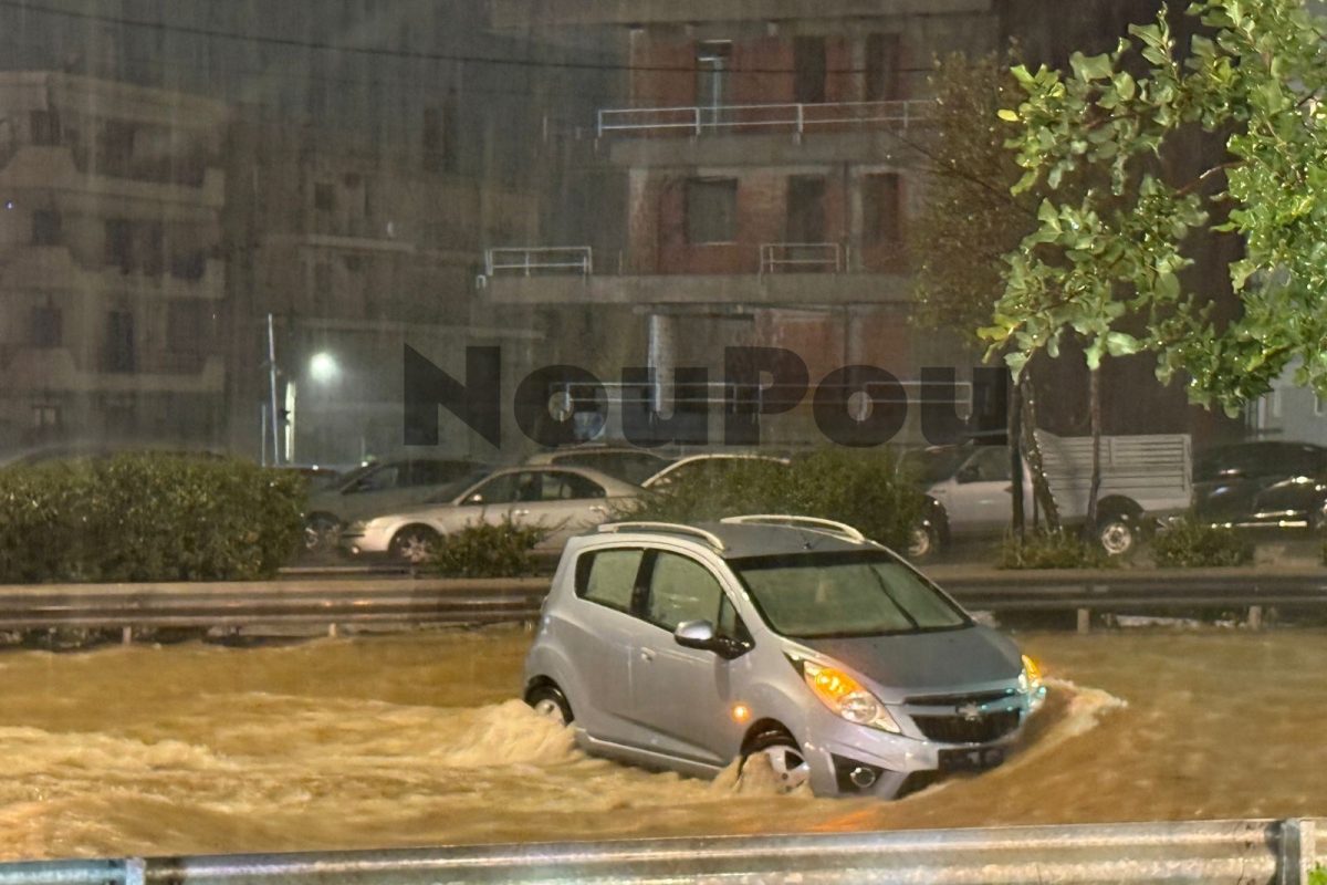 Ποτάμι η λεωφόρος Βουλιαγμένης – Κλειστό το ρεύμα προς Αθήνα – Αυτοκίνητα παρασύρονται από ορμητικά νερά στη Γλυφάδα