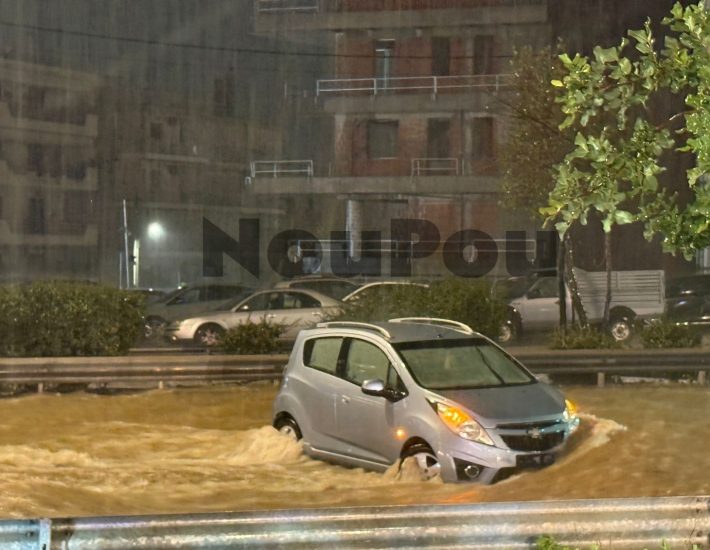 Ποτάμι η λεωφόρος Βουλιαγμένης – Κλειστό το ρεύμα προς Αθήνα – Αυτοκίνητα παρασύρονται από ορμητικά νερά στη Γλυφάδα
