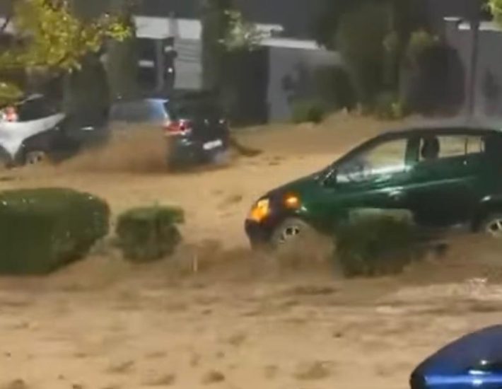 Γλυφάδα: Παρασύρθηκαν αυτοκίνητα από τα ορμητικά νερά – Χείμαρροι οι δρόμοι στα νότια