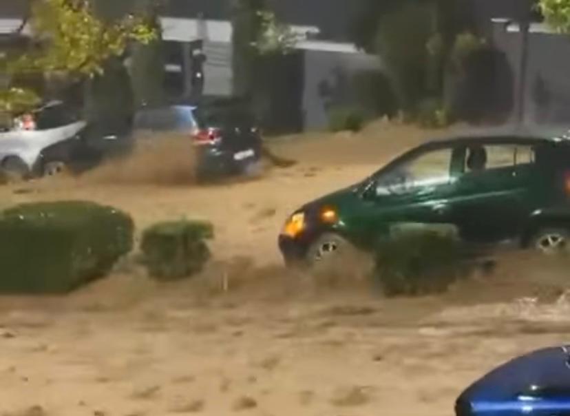 Γλυφάδα: Παρασύρθηκαν αυτοκίνητα από τα ορμητικά νερά – Χείμαρροι οι δρόμοι στα νότια