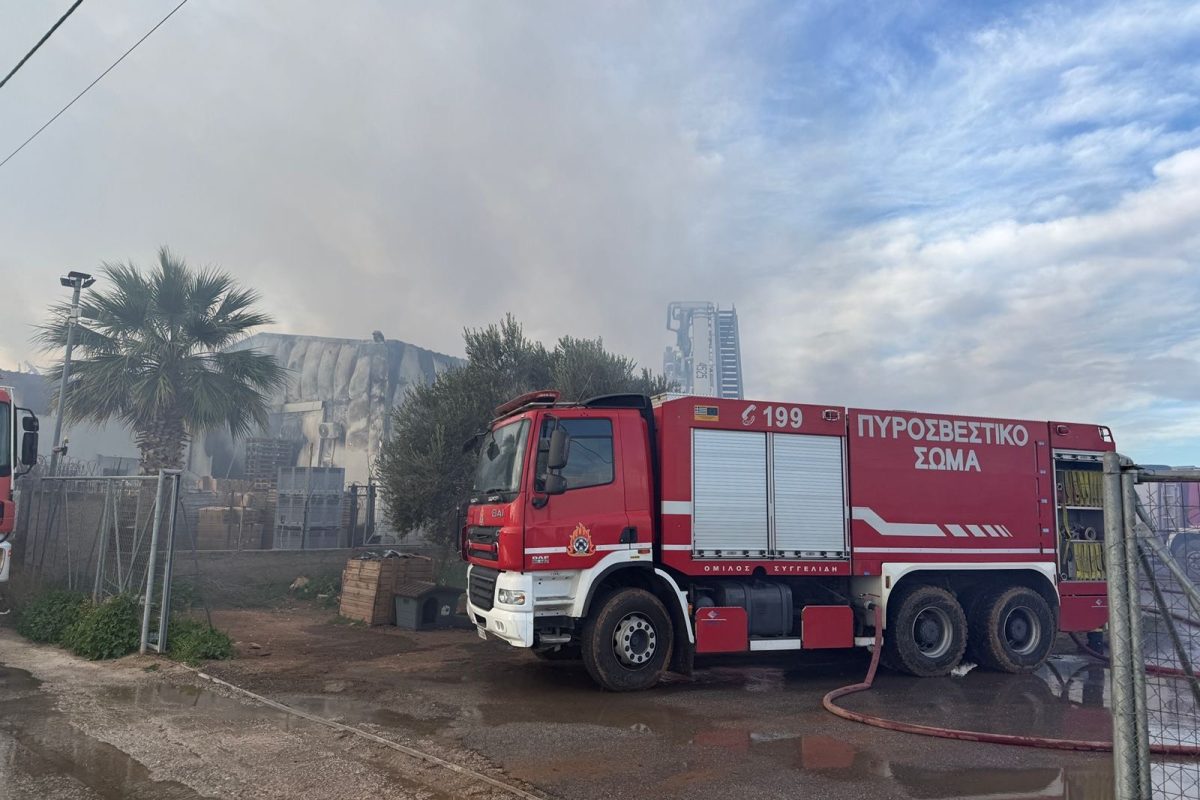 Κορωπί: Φωτιά σε εργοστάσιο – Καίει αποθηκευτικούς χώρους