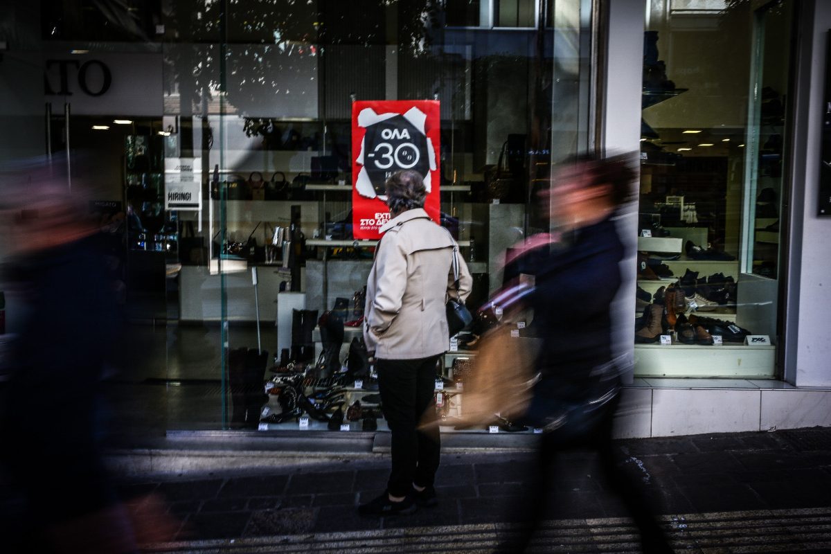 Ανοιχτά κανονικά τα καταστήματα το Σάββατο – Πότε αρχίζουν οι εκπτώσεις