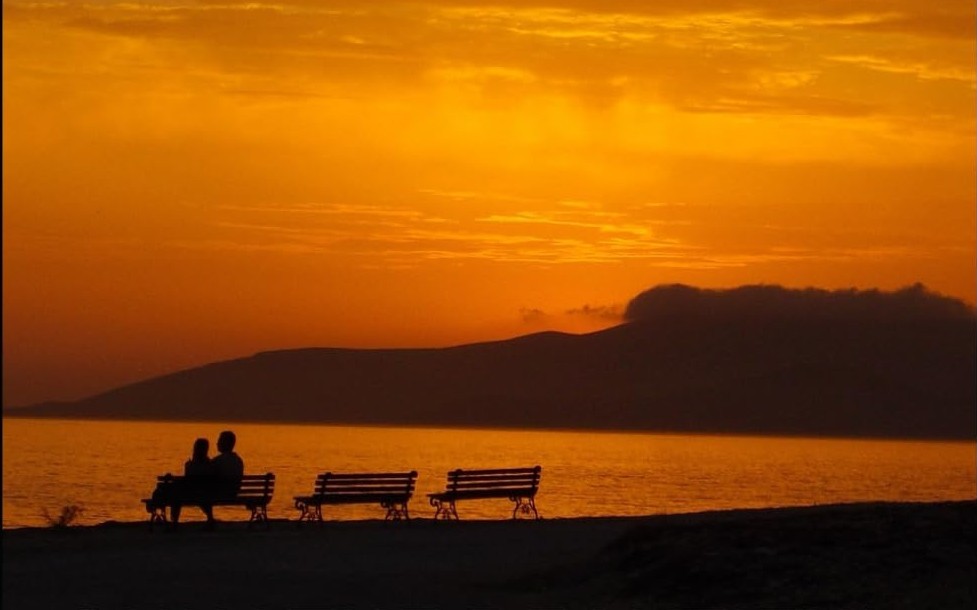 Ο Νίκος Αλλαγιάννης κυκλοφορεί το πρώτο μυθιστόρημά του, “Μόνο το Όμορφο Ψέμα Αντέχει”