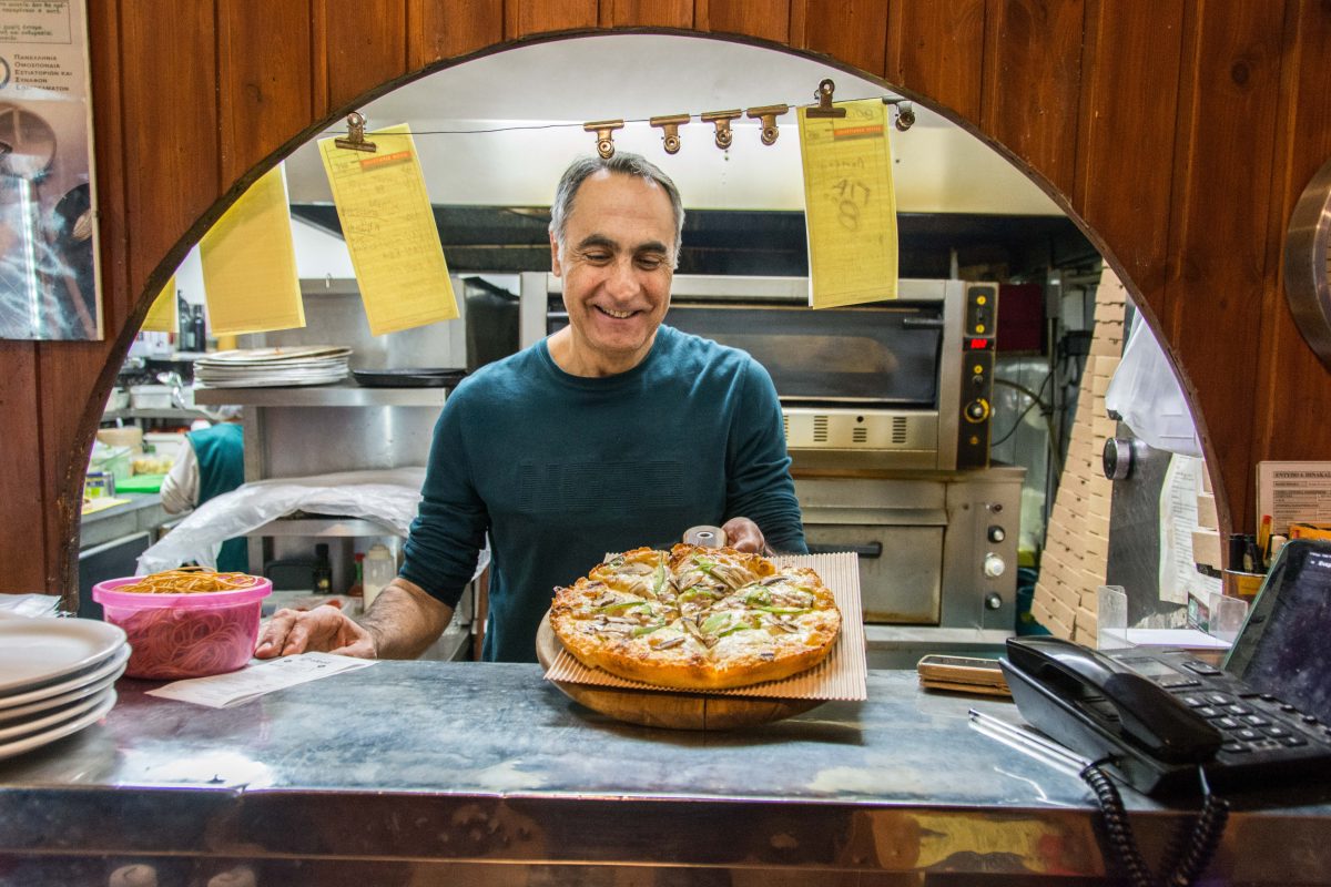 Pizza Land Μανιτάρι: Mια πιτσαρία που μεγάλωσε γενιές στην Αργυρούπολη