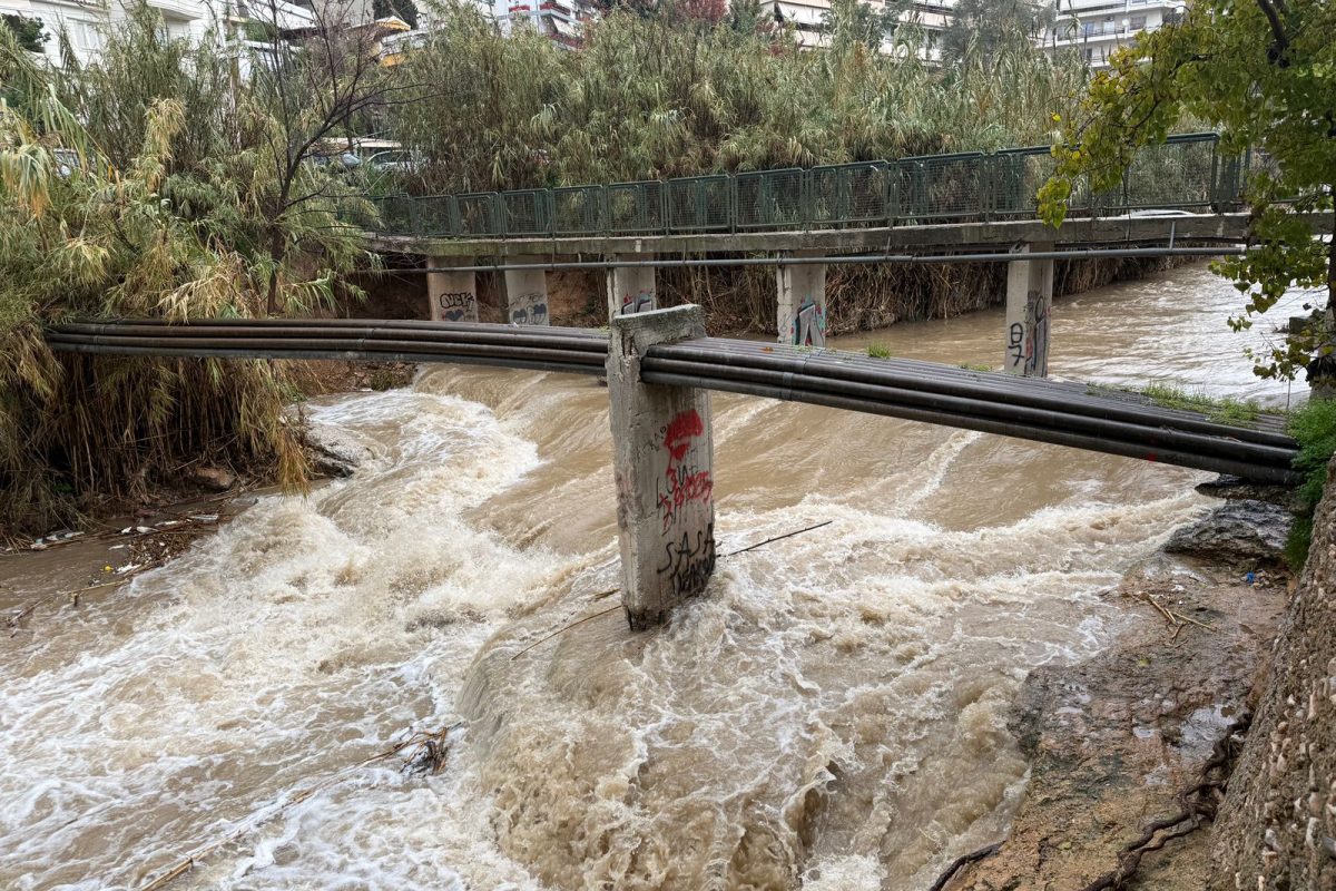 Ρέμα Πικροδάφνης: Ανεβαίνει η στάθμη, αυξημένη ανησυχία στον Άγιο Δημήτριο λόγω της κακοκαιρίας