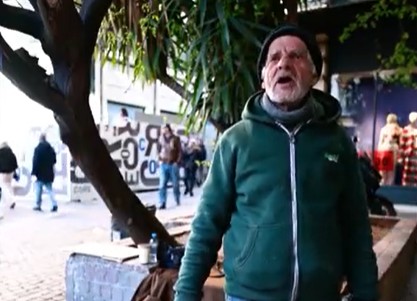 Ένας ποιητής του δρόμου μιλά για πίστη, αξιοπρέπεια και ζωή – Η συνέντευξη του Στάικου Χαράλαμπου στο Just Talk – Human Stories