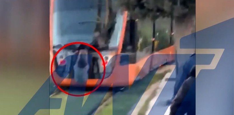 Νότια προάστια: Ανήλικος κρεμάστηκε από συρμό του Τραμ εν κινήσει