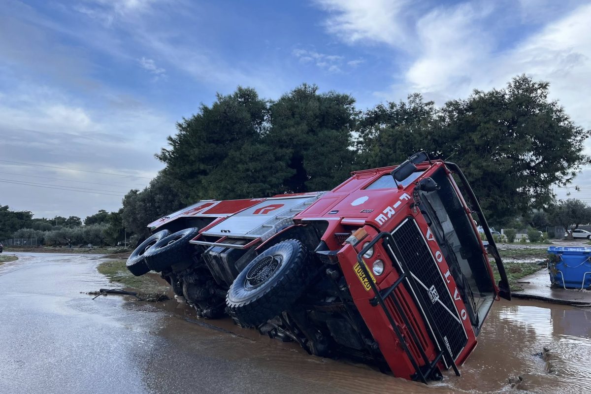 Κακοκαιρία – Βάρη: Πυροσβεστικό όχημα ανατράπηκε, κάτοικοι αναζητούν τα οχήματά τους