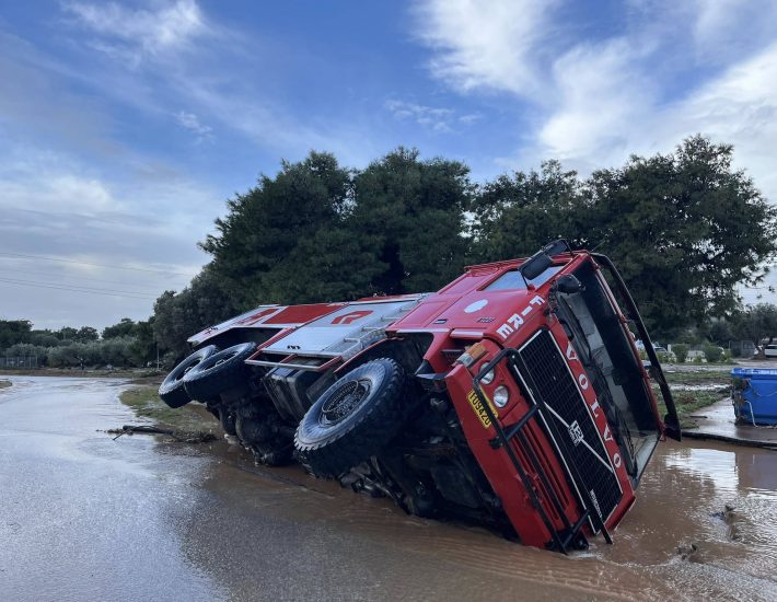 Κακοκαιρία – Βάρη: Πυροσβεστικό όχημα ανατράπηκε, κάτοικοι αναζητούν τα οχήματά τους