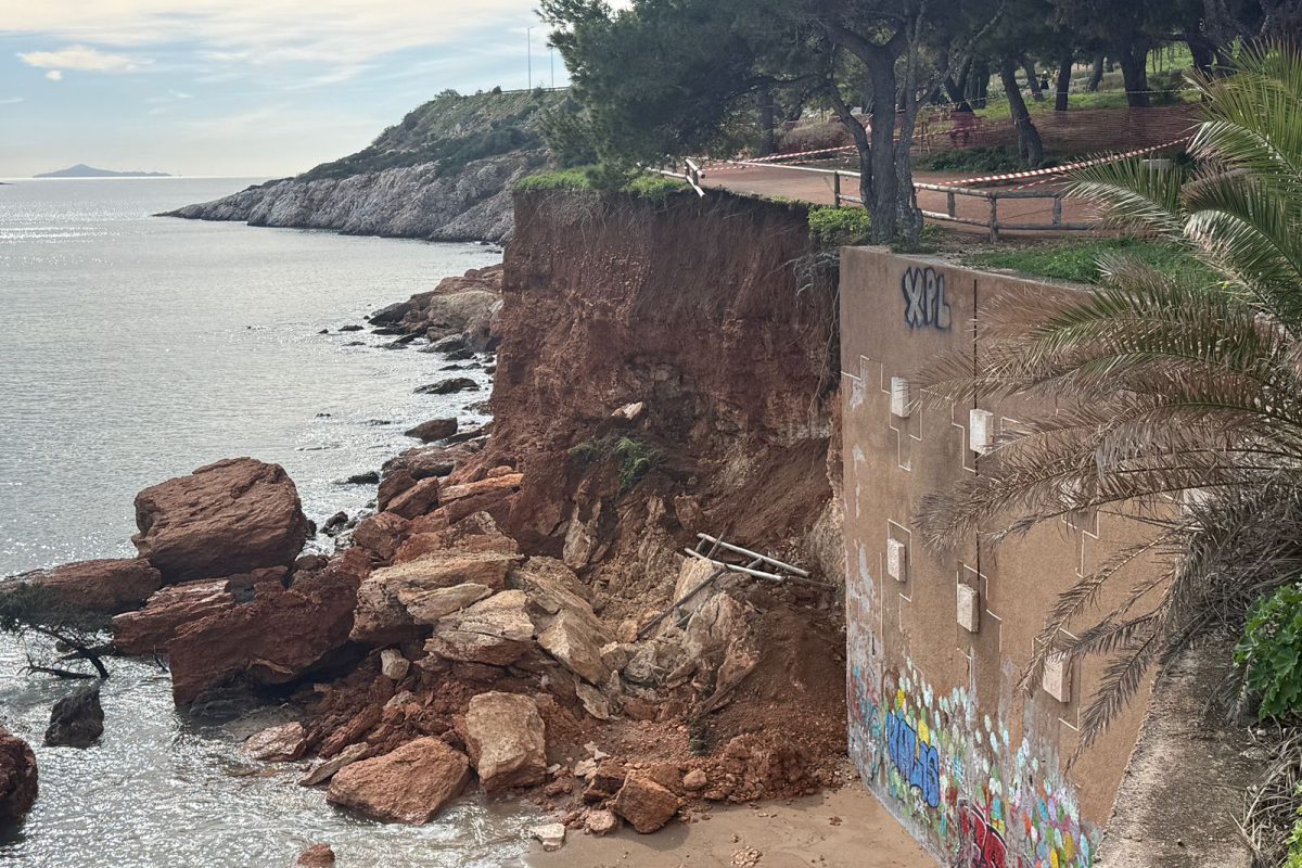 Βάρκιζα: Κατολίσθηση στα Κανάρια μετά τις έντονες βροχοπτώσεις – Αποκλεισμένο το σημείο