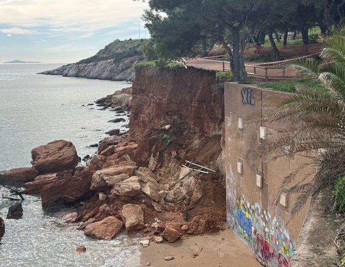 Βάρκιζα: Κατολίσθηση στα Κανάρια μετά τις έντονες βροχοπτώσεις – Αποκλεισμένο το σημείο