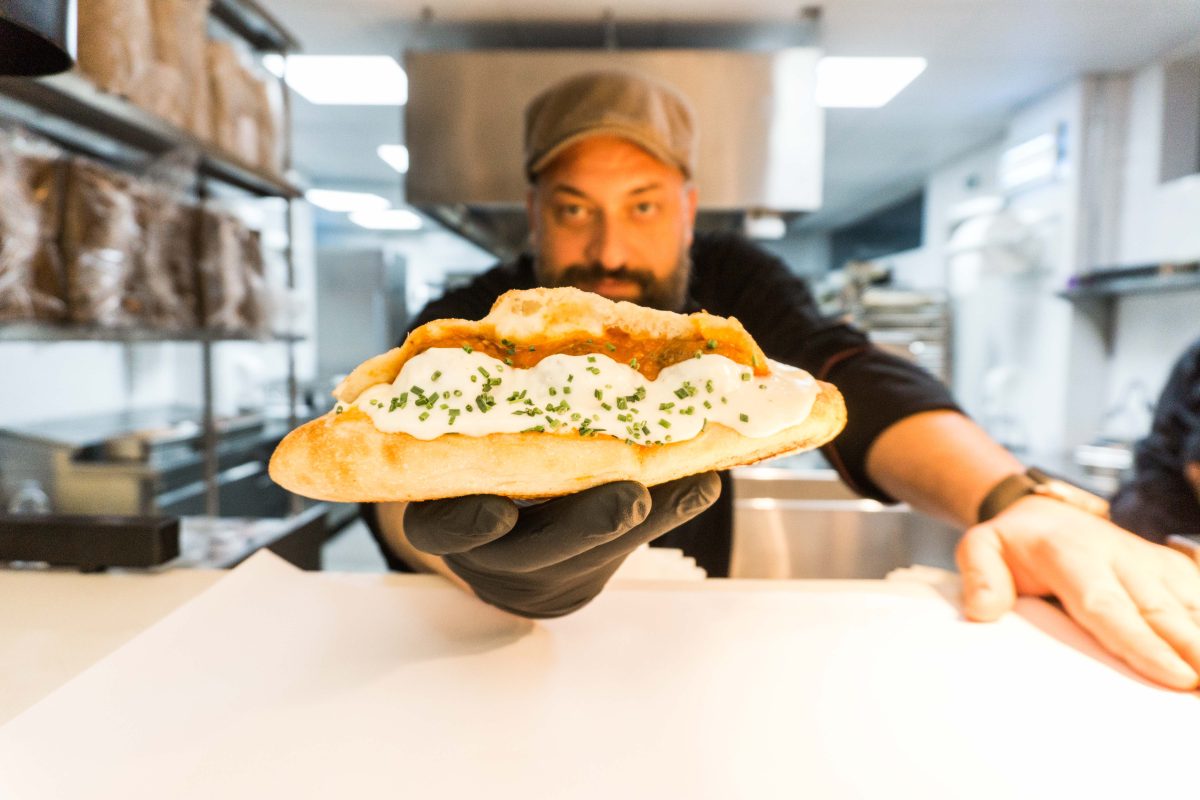 Δοκιμάσαμε τα viral σάντουιτς του Φλούτσου στην Αργυρούπολη