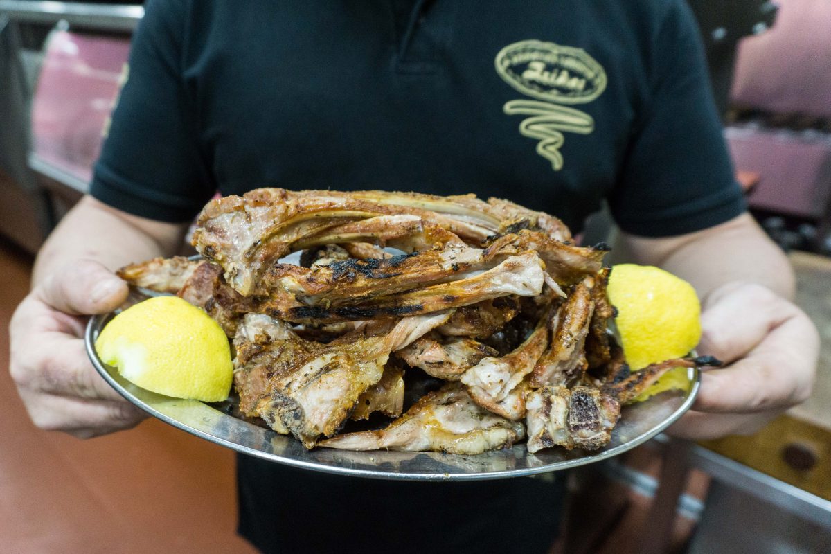 Ο Στέλιος: Ίσως το πιο νόστιμο παϊδάκι του Αλίμου