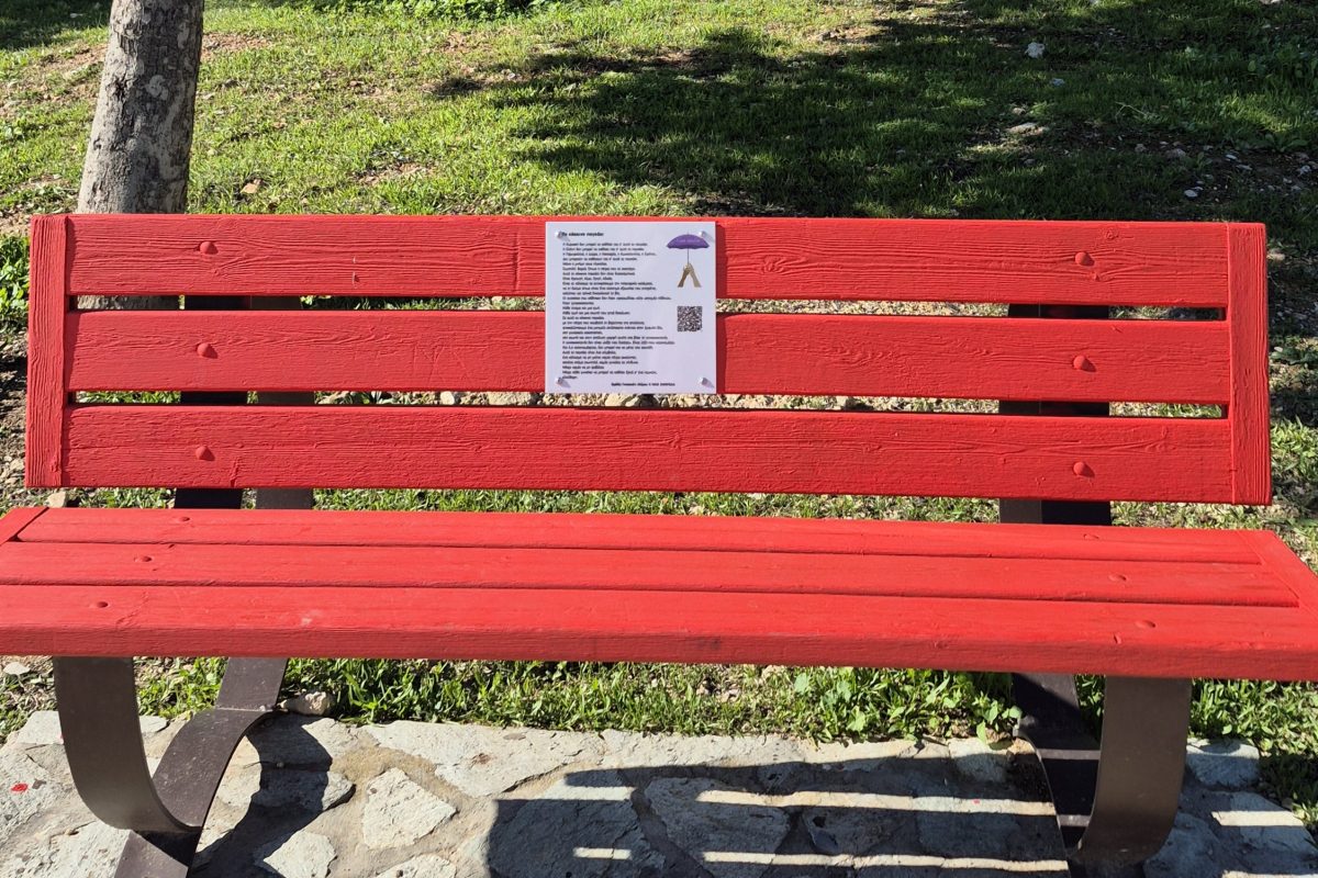 «Τα Κόκκινα Παγκάκια»: Η δράση της Μωβ Ομπρέλας στον Άλιμο κατά της έμφυλης βίας