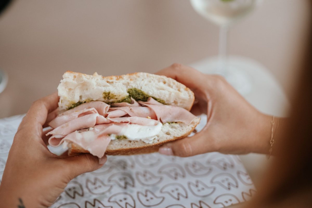 Brunch στο Moons and Spoons: Cinnamon rolls, cookies, σάντουιτς και ψαγμένος καφές