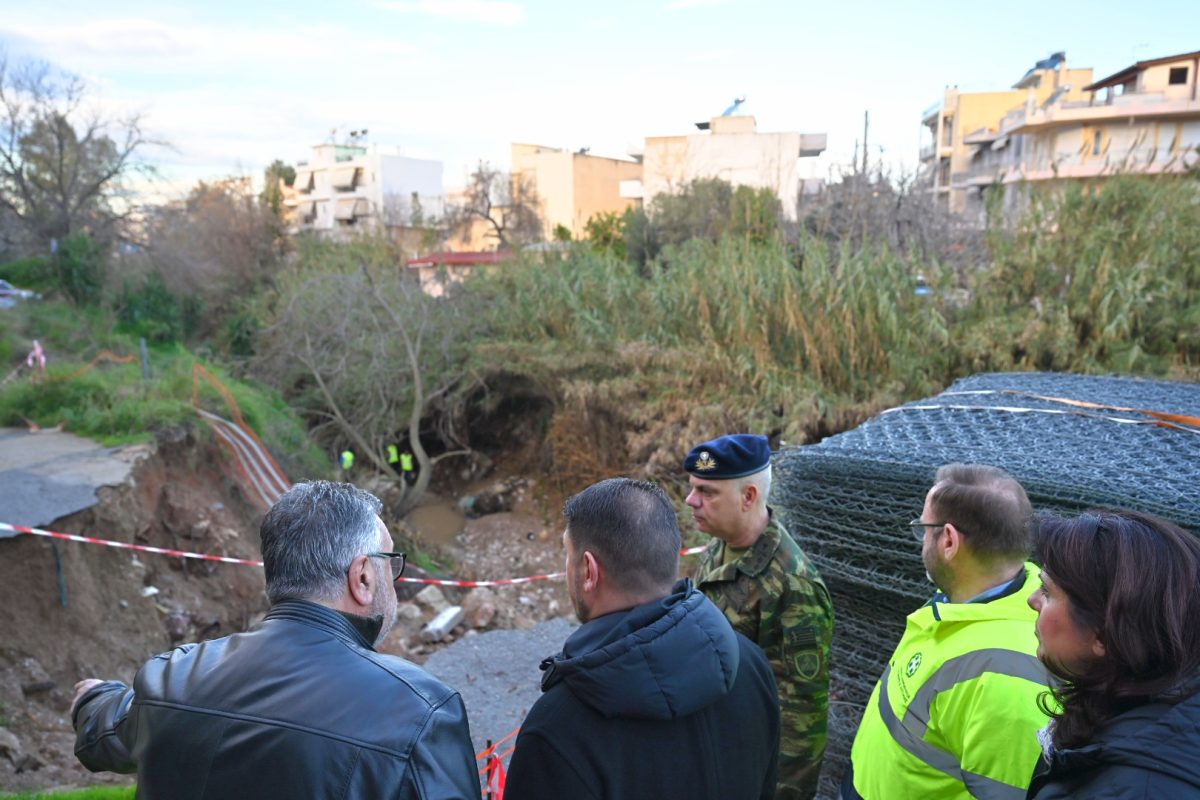 Σε εξέλιξη τα έργα στο ρέμα Πικροδάφνης μετά τα πλημμυρικά φαινόμενα – Αυτοψία Χαρδαλιά στο σημείο
