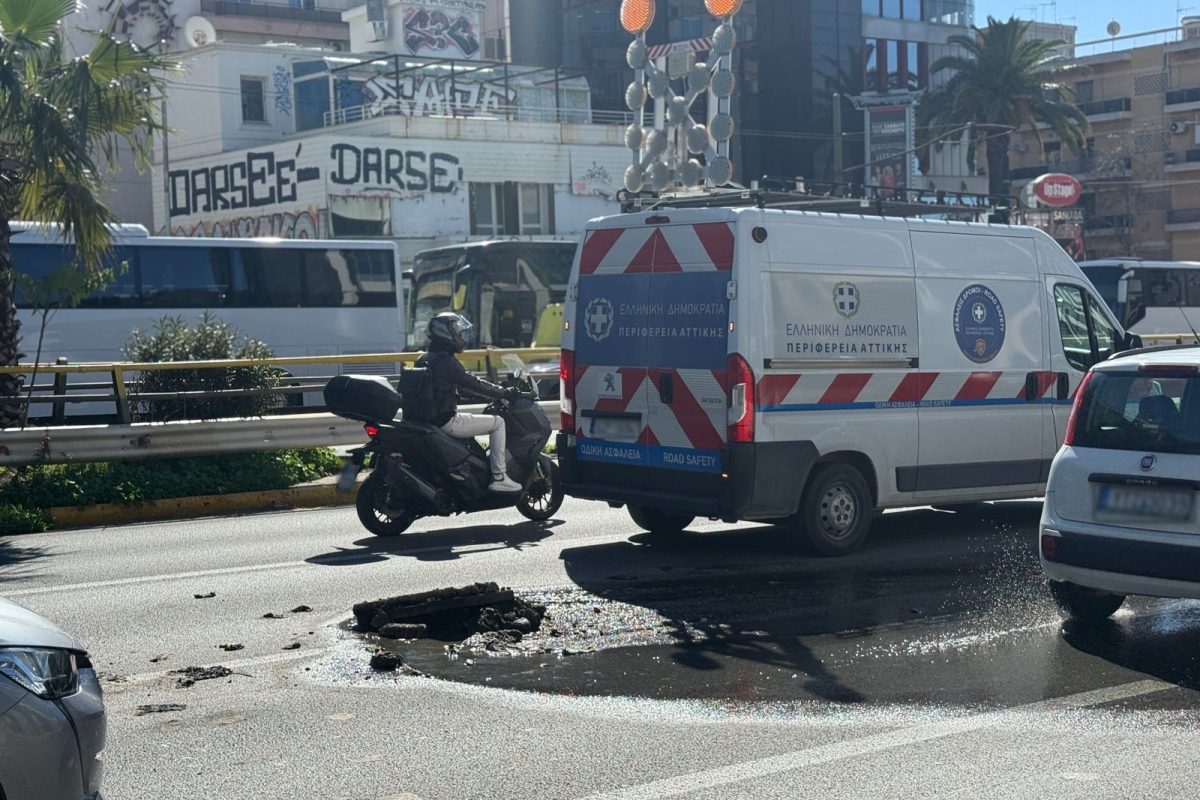 Έσπασε βόθρος στη μέση της Συγγρού: Κλειστή λόγω λυμάτων η μεσαία λωρίδα στο ύψος της Χαροκόπου