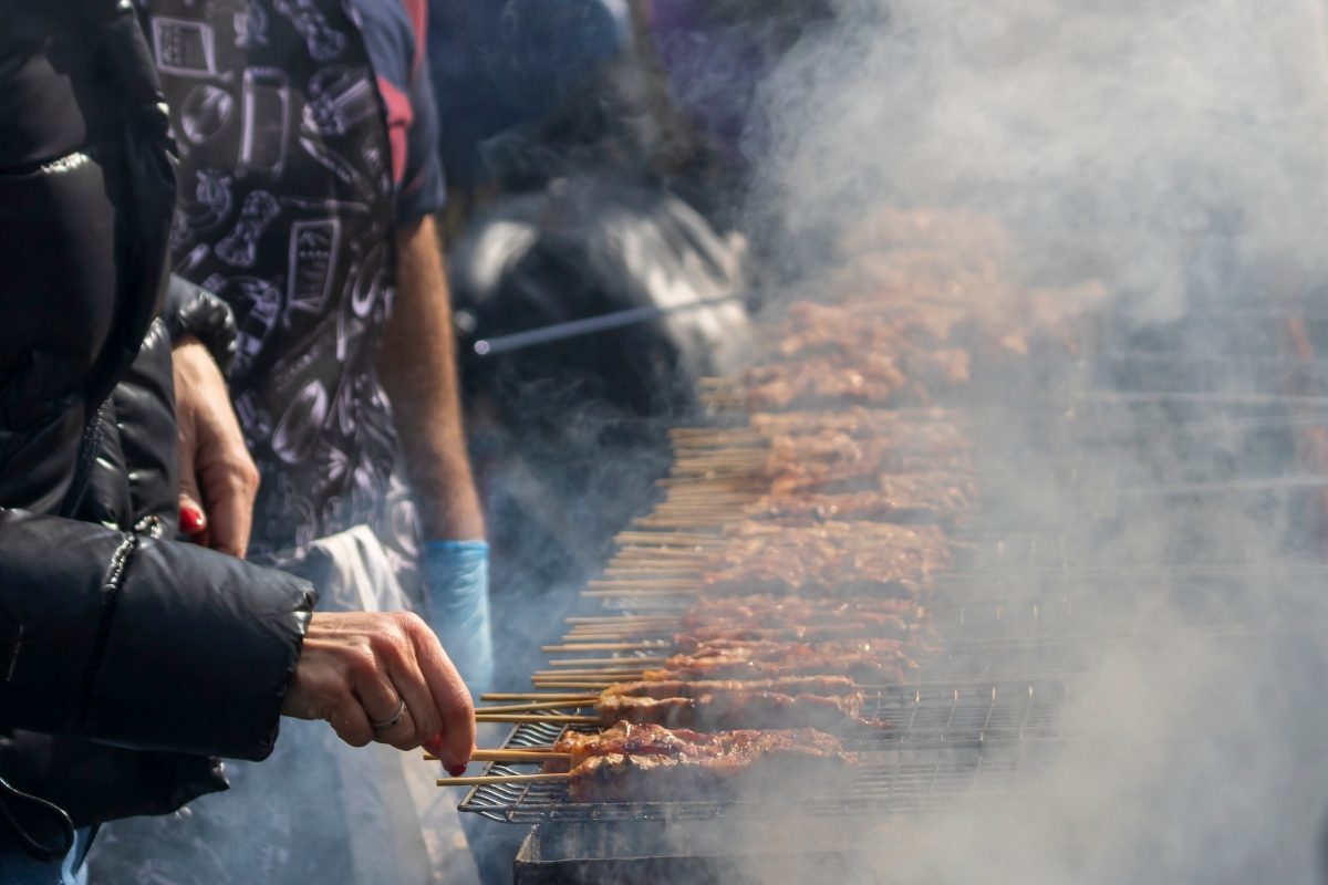 Πού και πώς τσικνίζουμε την Τσικνοπέμπτη στα Νότια: Γλέντια, φωτιές και δωρεάν κεράσματα από τους δήμους