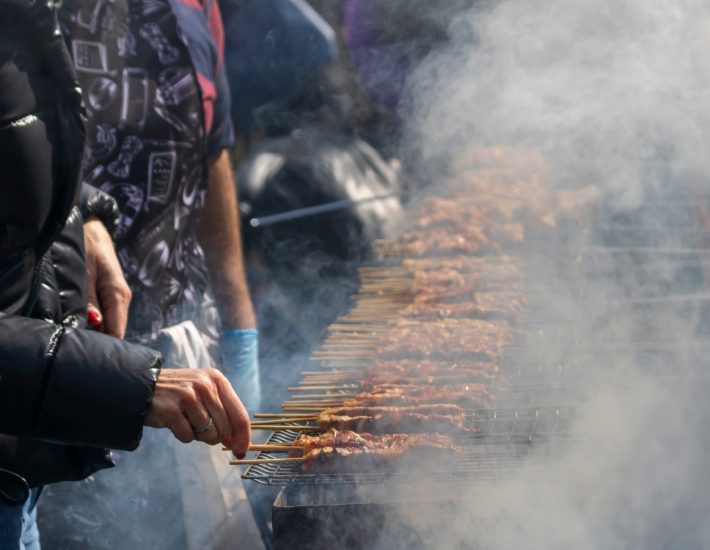 Πού και πώς τσικνίζουμε την Τσικνοπέμπτη στα Νότια: Γλέντια, φωτιές και δωρεάν κεράσματα από τους δήμους