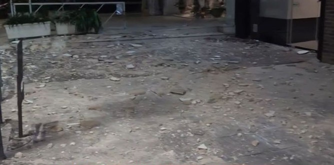 Παλαιό Φάληρο: Ζαρντινιέρες αποκολλήθηκαν από πολυκατοικία και έπεσαν στο πεζοδρόμιο