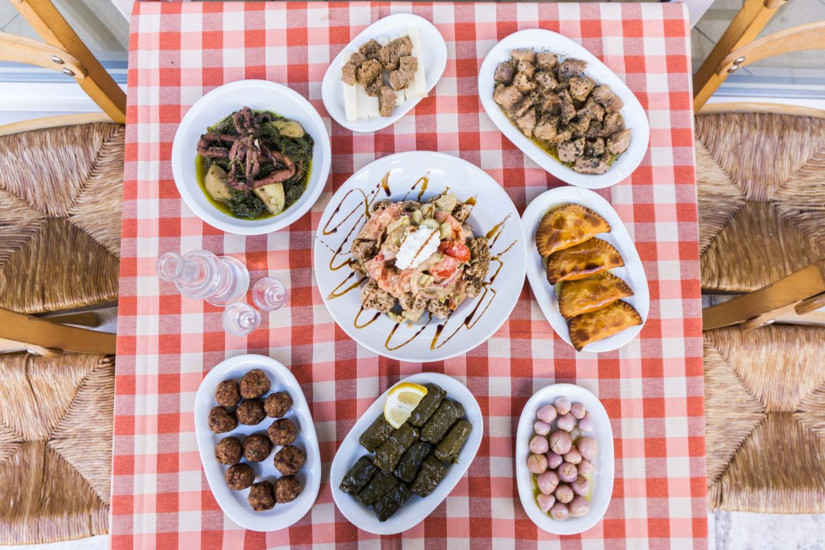 Κρίταμος: Το οικογενειακό κρητικό ρακάδικο της Καλλιθέας