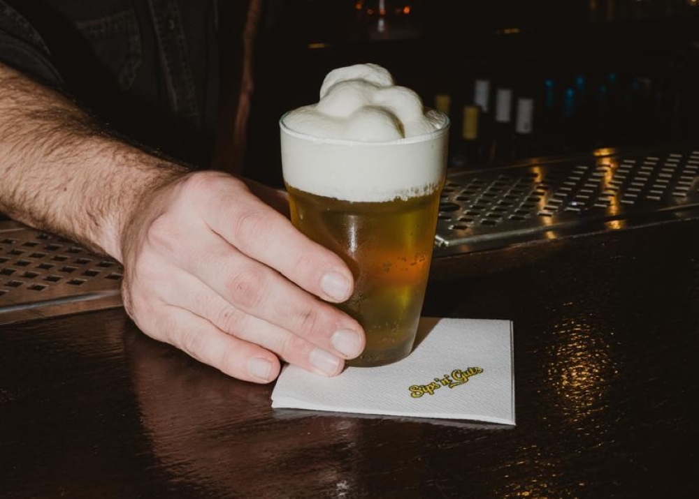 Sips ‘n’ Guts: Μια old school pub με χαλαρά vibes μόλις άνοιξε στον Πειραιά