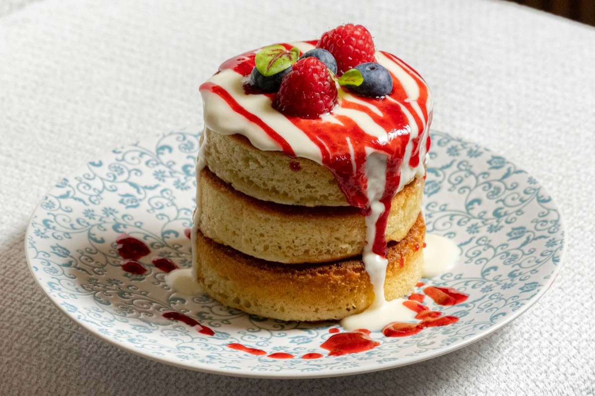 Benedict: Φτάσαμε μέχρι την Ομόνοια για τα πιο fluffy pancakes και ένα νέο all-day breakfast που αξίζει