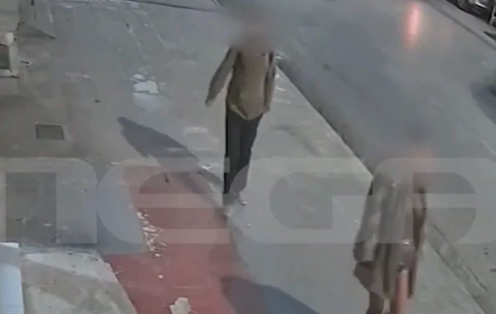 Βίντεο ντοκουμέντο με τον «δράκο» του Πειραιά να παρακολουθεί γυναίκα – Συνελήφθη στα Καμίνια