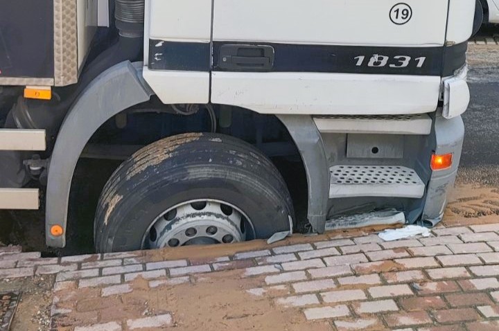 Άγιος Δημήτριος: Νέα διαρροή αγωγού της ΕΥΔΑΠ προκάλεσε υποχώρηση οδοστρώματος