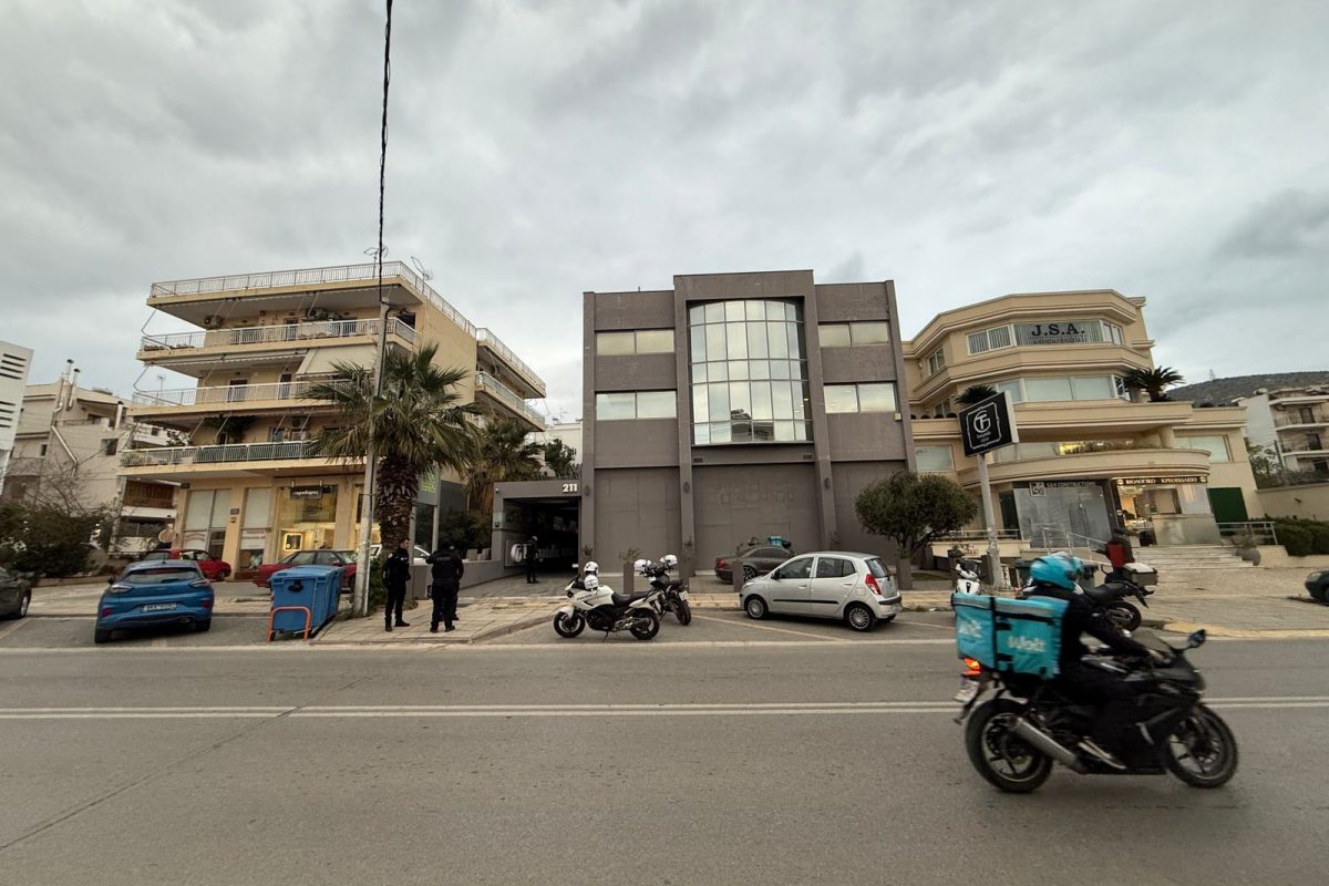 Γλυφάδα: Συνελήφθη γνωστός γκαλερίστας – Βρέθηκαν πλαστοί πίνακες μετά από έφοδο της ΕΛ.ΑΣ.