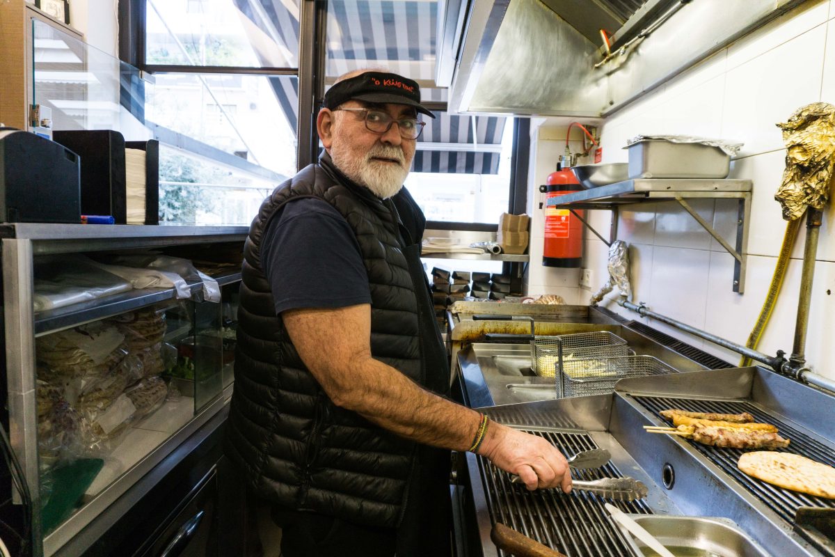 Ο «Κώστας» στη Γλυφάδα: Χειροποίητο κεμπάπ και σουβλάκι από έναν παλιό του είδους