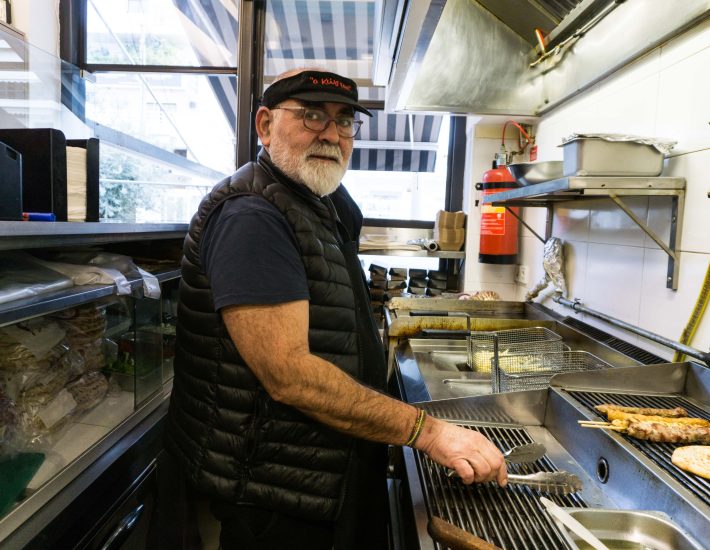 Ο «Κώστας» στη Γλυφάδα: Χειροποίητο κεμπάπ και σουβλάκι από έναν παλιό του είδους