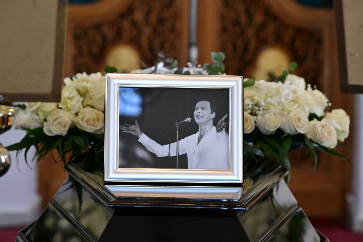 Με συγκίνηση το τελευταίο «αντίο» στον Γιώργο Μαρίνο – Σε στενό κύκλο η κηδεία του στη Βούλα