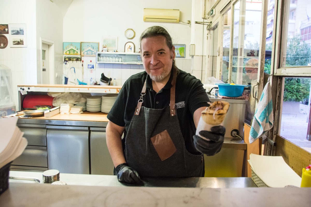 Το τελευταίο old-school σουβλάκι της Καλλιθέας: Η ιστορία του «Λευτέρη» στις Τζιτζιφιές