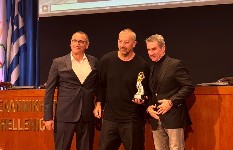Ο Νίκος Μίχαλος τιμήθηκε για τη διαχρονική προσφορά του στο ελληνικό μπάσκετ