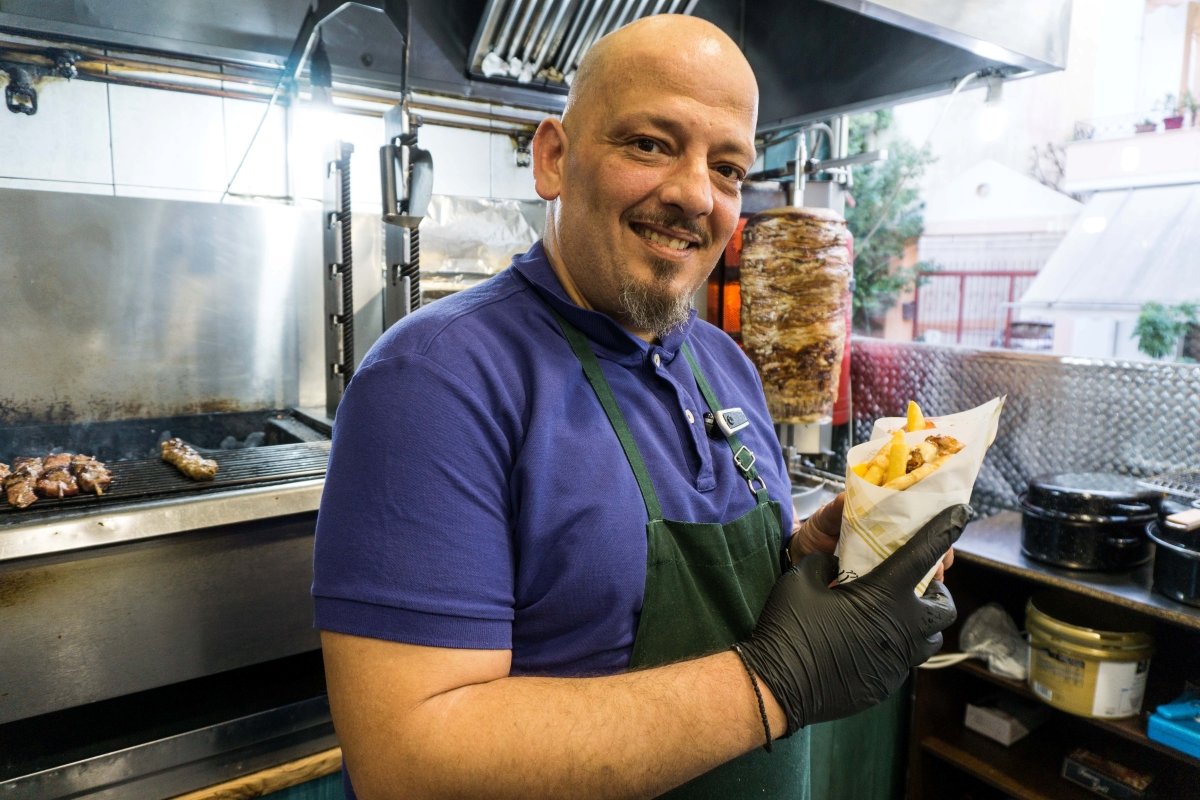 Το Γευστικό: Το κρυμμένο σουβλατζίδικο της Νέας Σμύρνης για φοβερό γύρο και καλαμάκι στα κάρβουνα