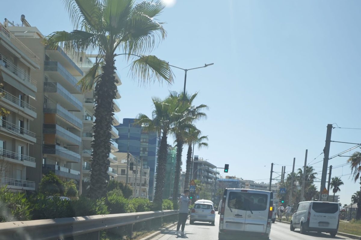 Λεωφόρος Ποσειδώνος: Ακινητοποιημένο όχημα και αυξημένη κίνηση στο ρεύμα προς Γλυφάδα