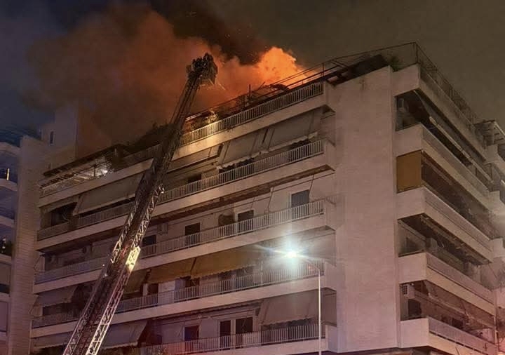 Μία γυναίκα νεκρή σε μεγάλη φωτιά σε διαμέρισμα στη Νέα Σμύρνη