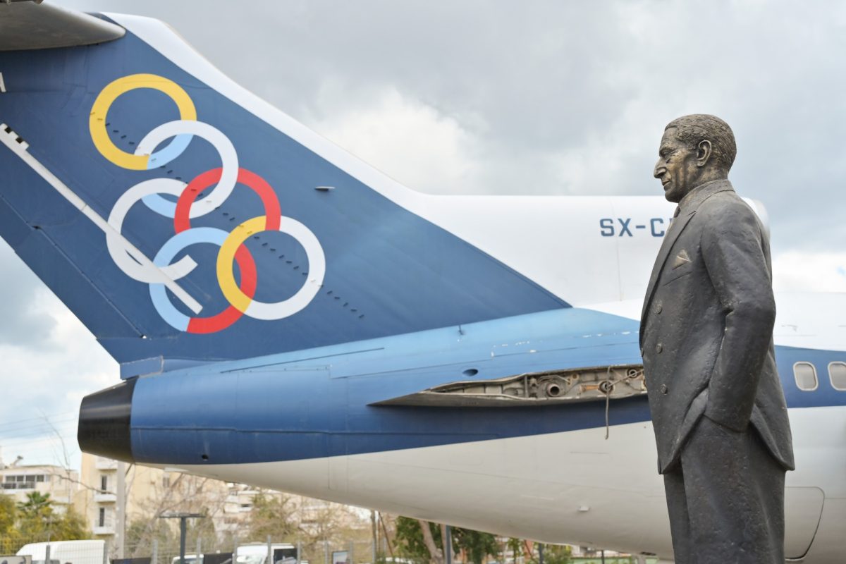 Ελληνικό: Πραγματοποιήθηκαν τα αποκαλυπτήρια του ανδριάντα του Αριστοτέλη Ωνάση