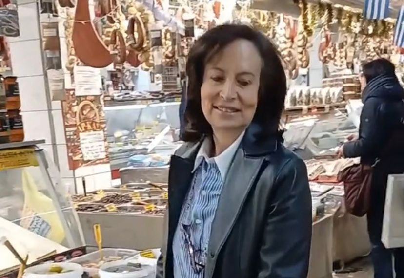 Επίσκεψη της Άννας Διαμαντοπούλου στη σκεπαστή αγορά της Καλλιθέας