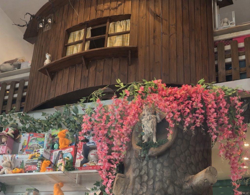 Γλυφάδα: Το kids concept store που μετατρέπει την αναζήτηση λαμπάδας σε… βόλτα στο δεντρόσπιτο