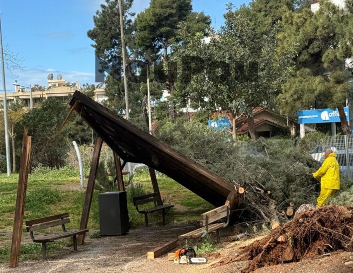 Γλυφάδα: Έπεσε σκέπαστρο στο Πάρκο Χαρίτων από τους θυελλώδεις ανέμους