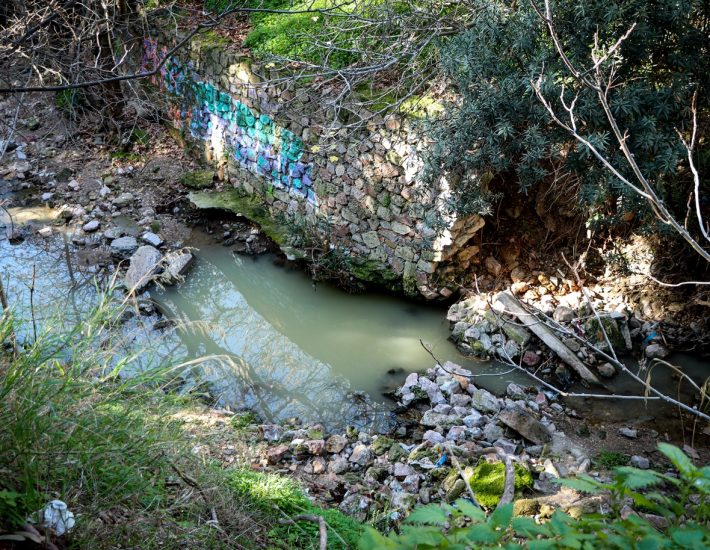 Ρέμα Πικροδάφνης: Στη διαδικασία απαλλοτρίωσης ιδιοκτησιών προχωρά η Περιφέρεια