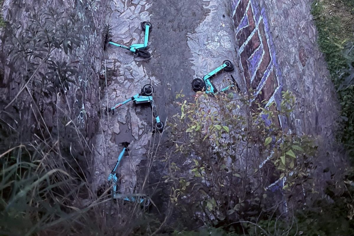 Ηλιούπολη: Πέταξαν ηλεκτρικά πατίνια στο ρέμα της Πικροδάφνης