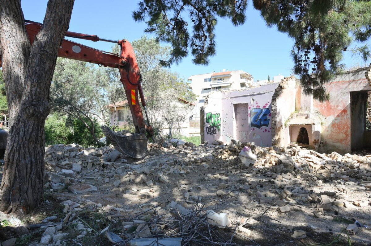 Ρέμα Πικροδάφνης: Ξεκίνησαν οι κατεδαφίσεις αυθαιρέτων